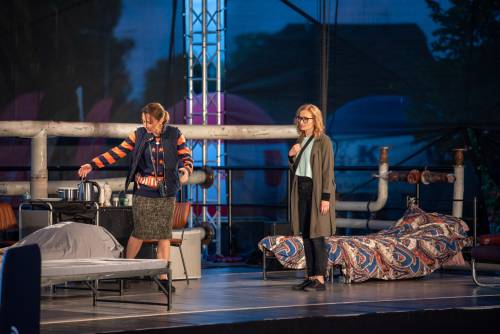 Zdjęcie przedstawia spektakl Emigrantki, który odbył się w ramach cyklu wydarzeń Faktoria Kultury 2022 w Pruszczu Gdańskim